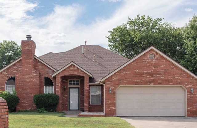 Charming 3-bedroom house with fitness room in peaceful Broken Arrow