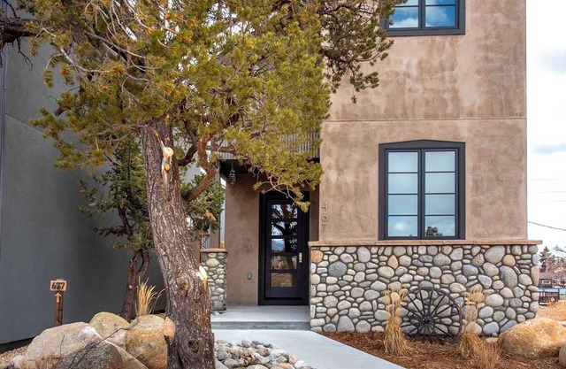 Charming 3-bedroom house, 2 blocks off Main in Buena Vista. STR-285