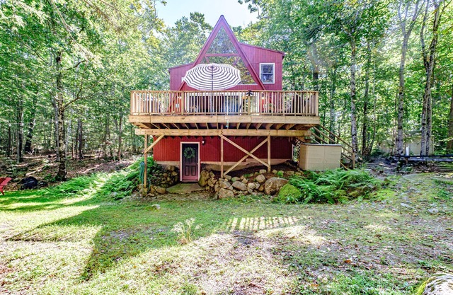 Charming 3-bedroom cottage located on Frye Island on Sebago Lake Maine