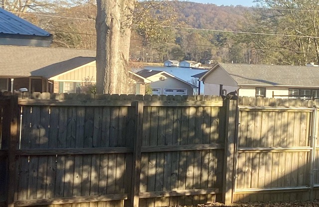 Charming 3-bedroom 2 bath house with beautiful Lake Guntersville views