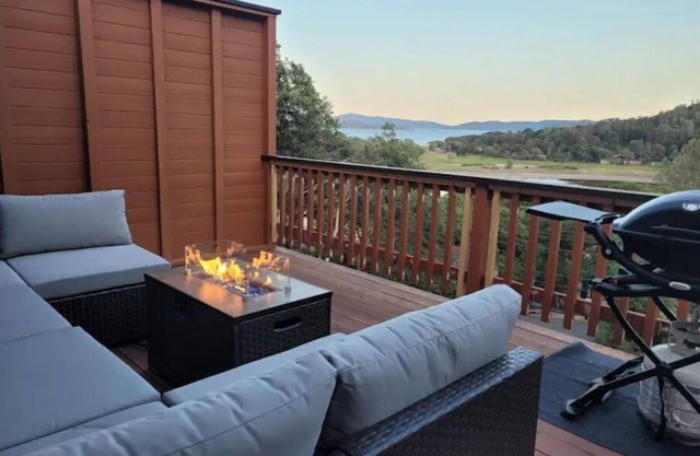 Charming 3 Bedroom Home with Lake & Mountain Views