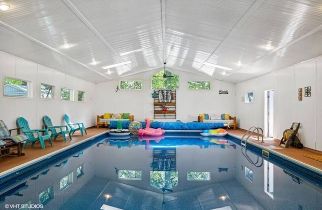 Charming 3-bedroom house with WiFi, AC in New Buffalo with a 20x40 INDOOR POOL