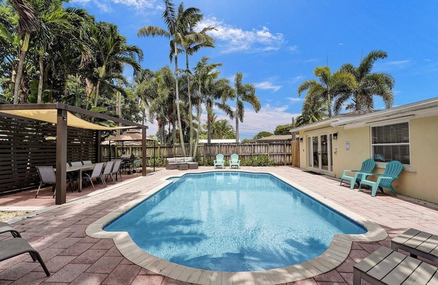 Charming 3 bedrooms house with heated pool & Grill