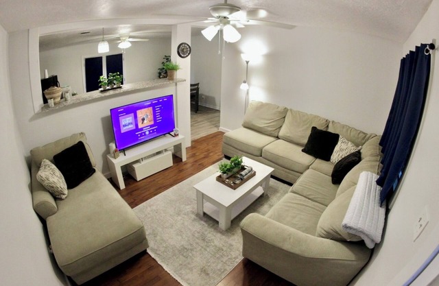 Charming 3-bedroom house with WiFi, AC & Privacy fence in Port Neches