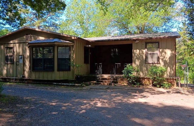 Charming 3-bedroom house, WiFi, AC, in tranquil beautiful Russellville near Lake