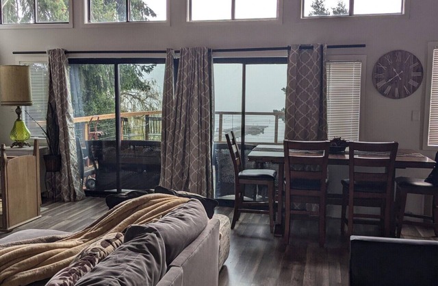 Charming 3-bedroom 2 Bath Lakehouse with AC and Wi-Fi located on Silver Lake