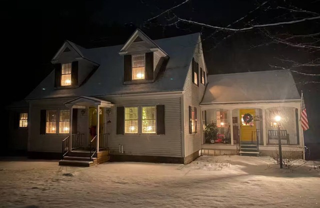 Charming 3-bedroom Cape in Springfield with WiFi