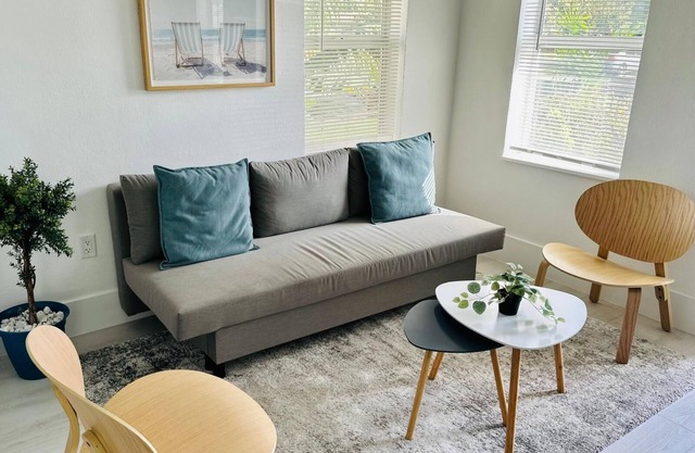 Charming 3-bedroom WiFi renovated in delightful Hollywood. 8min beach 5min Lake