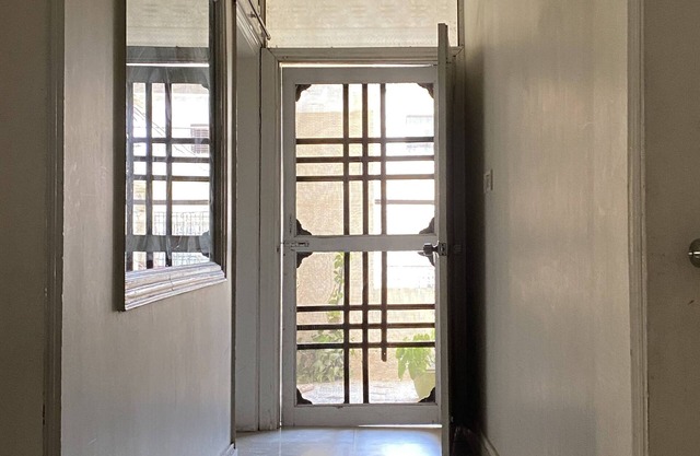 Charming 3-BR Haven with WiFi, AC in Central Karachi