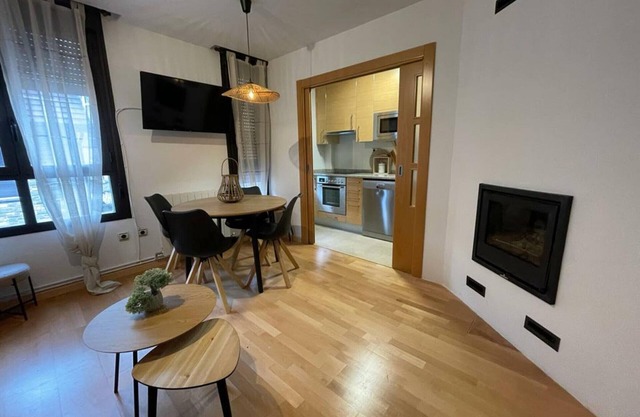 Charming 3-Floor Townhouse with Fireplace, Near Ski Resorts in Villanúa