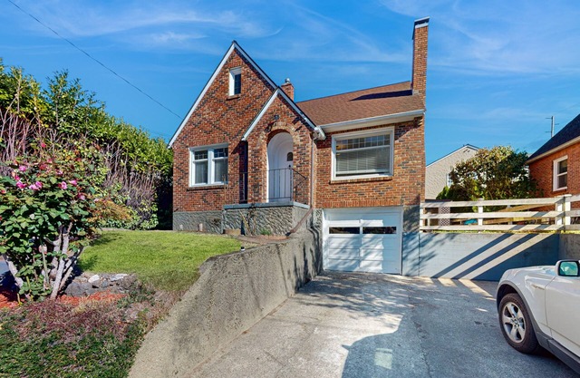 Charming 3 story home, with a W/D & Wifi, located near Seattle-Bremerton ferry