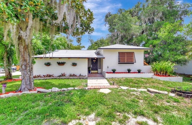 Charming 3 Unit- House on Lake. with AC and WiFi in delightful DeLand