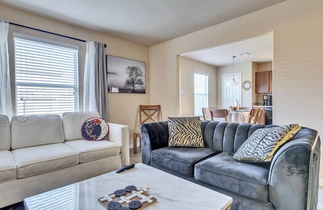 Charming 3bedroom house in lovely Houston with AC, WiFi.7 miles from IAH Airport