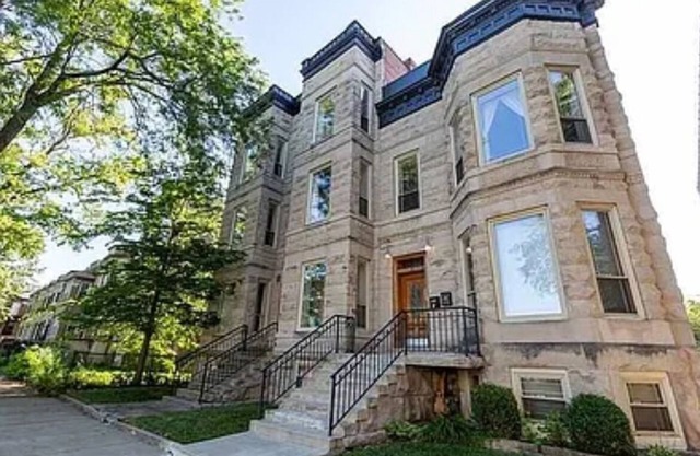 Charming 3BR APT, Home away from home on University of Chicago campus.