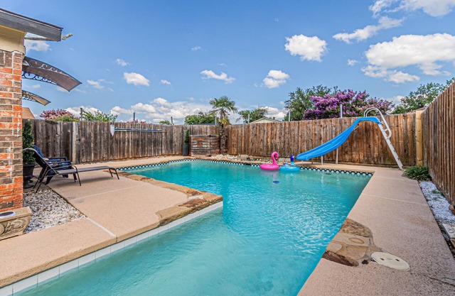 Charming 3BR House - Pool, King Bed, and Grill in Garland