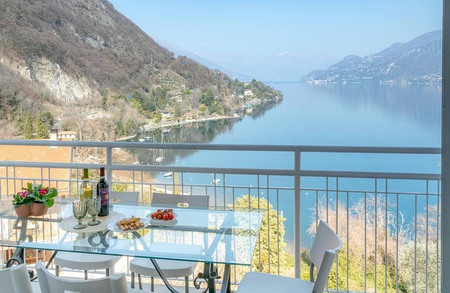 Charming 4-bed Apartment -lake Views & Balconies
