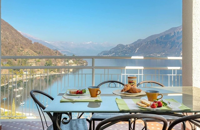 Charming 4-Bed Apartment -Lake Views & Balconies