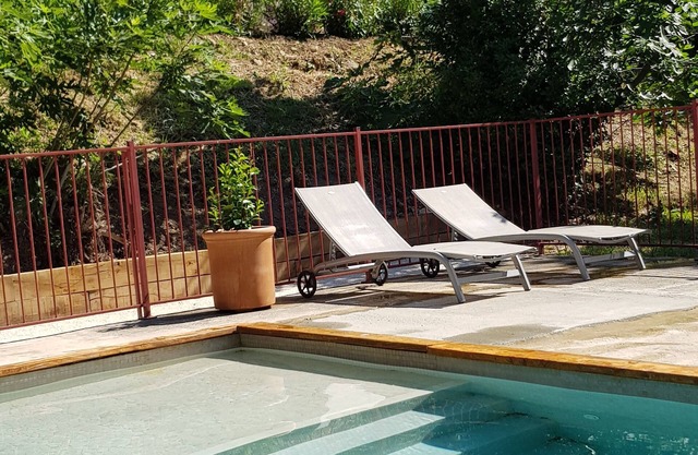 Charming 4-bed house, peaceful, with a pool surrounded by vines & woods