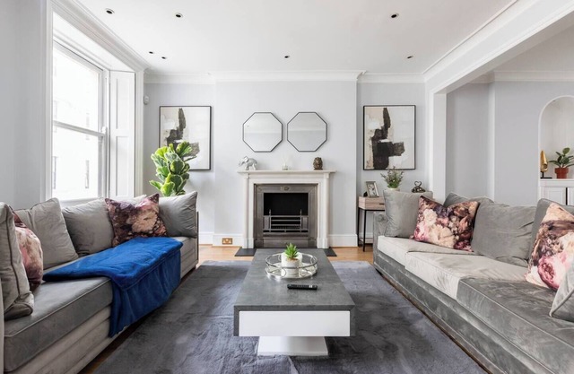 Charming 4 Bed Townhouse Opposite Buckingham Palace