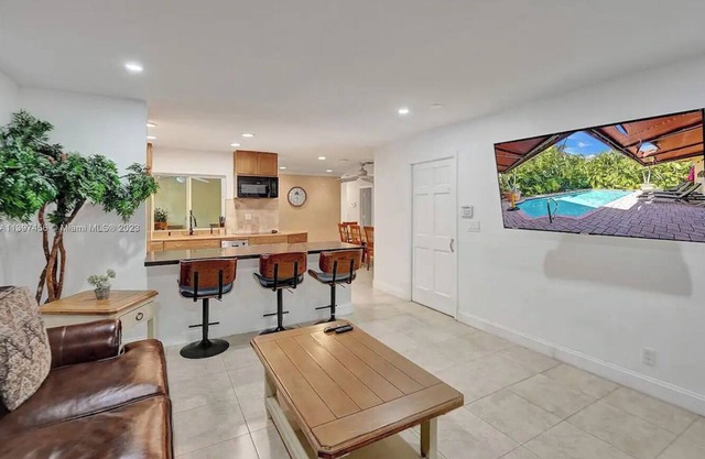 Charming 4-bedroom with Pool WiFi AC in delightful Fort Lauderdale 5min Beach