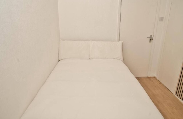 Charming 4-bedroom apartment, Sleeps up to 10, Free-Parking, WIFI, Garden
