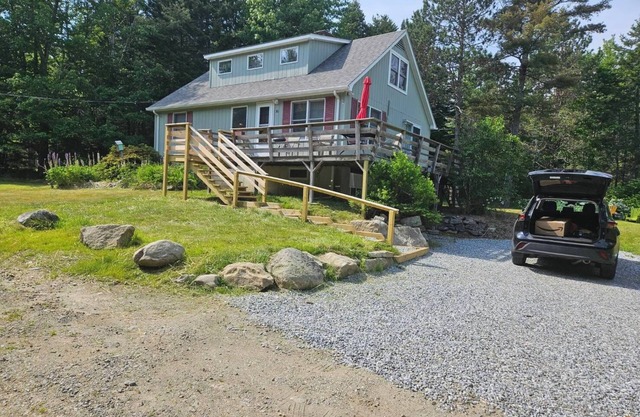 Charming 4 Bedroom Cottage with Shore Front Access & Internet