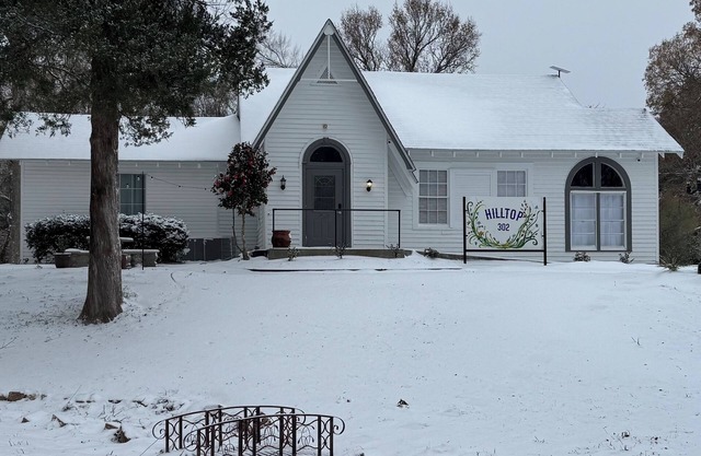Charming 4-bedroom bed & breakfast in Marksville with AC, WiFi and full Kitchen.
