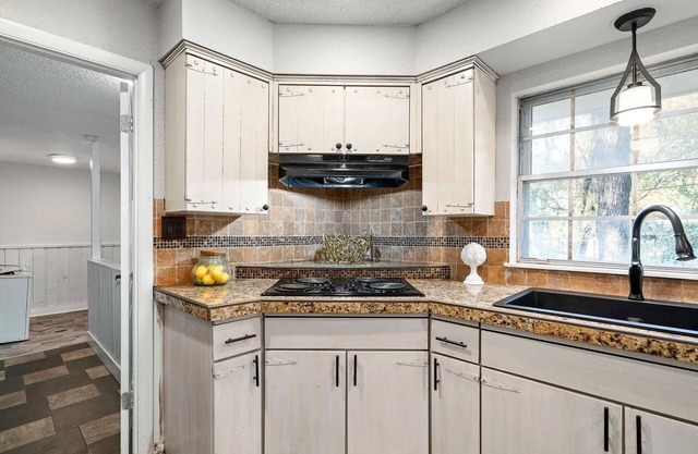 Charming 4-bedroom bungalow with AC and WiFi in Lawrence