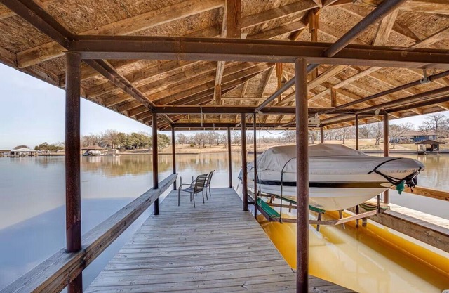 Charming 4-bedroom cabin with WiFi, AC in tranquil Streetman