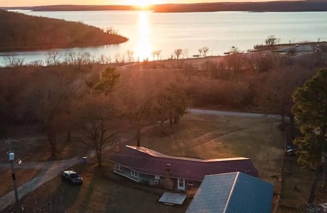 Charming 4-bedroom cabin with a great view and walking distance to the water.