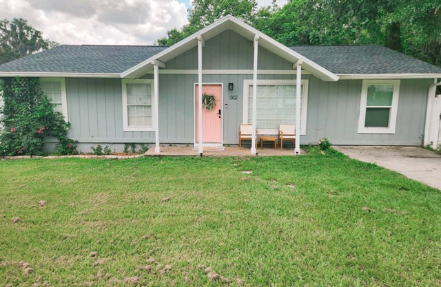 Charming 4-bedroom Cottage- BEST LOCATION & BACKYARD
