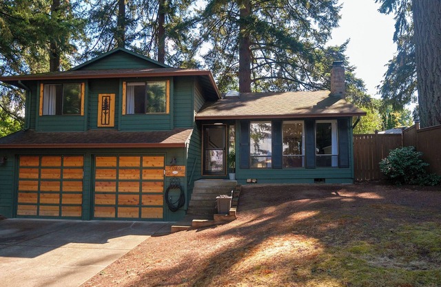 Charming 4-bedroom family home in Beaverton with AC, fitness room, WiFi