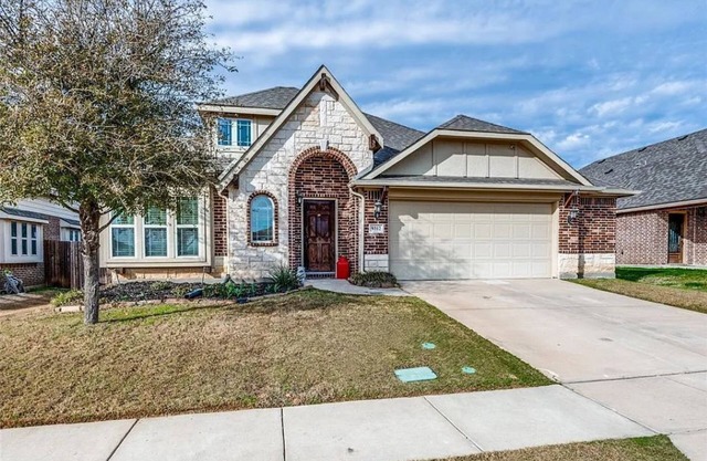Charming 4-bedroom house with Greenbelt views in Oak Point