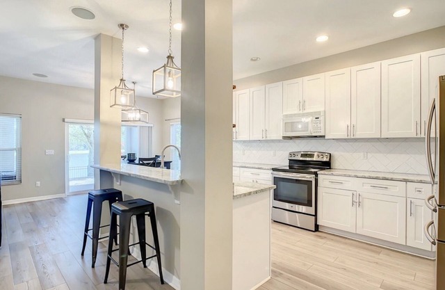 Charming 4-bedroom house with WiFi, AC, and incredible water views