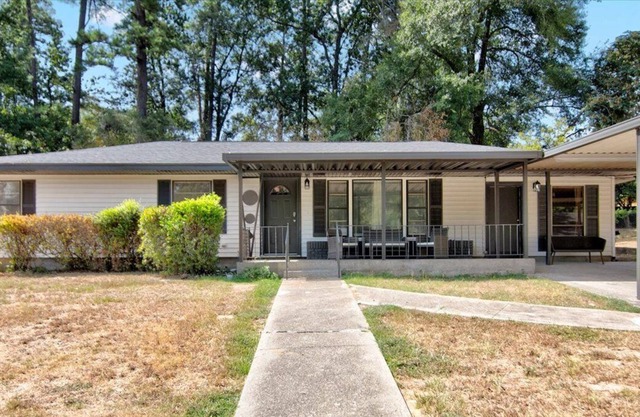 Charming 4 Bedroom Retreat in the Heart of Jasper, TX – Your Ideal Getaway!