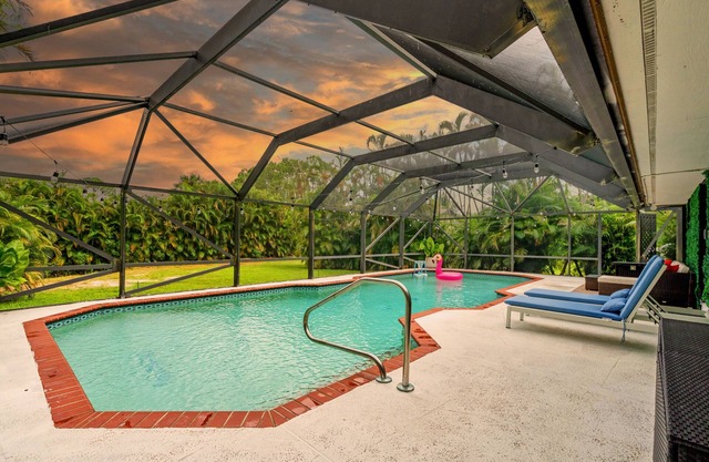 Charming 4-bedroom house with Heated Pool and stall in Loxahatchee