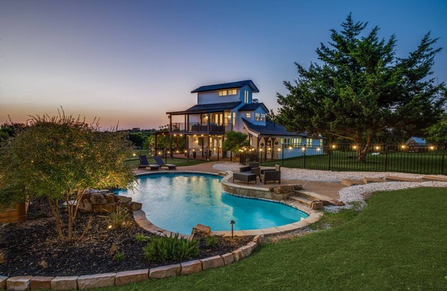 Charming 5 bed/3 ba Farmhouse +1bd/1ba game room + pool/hot tub w/opt event barn