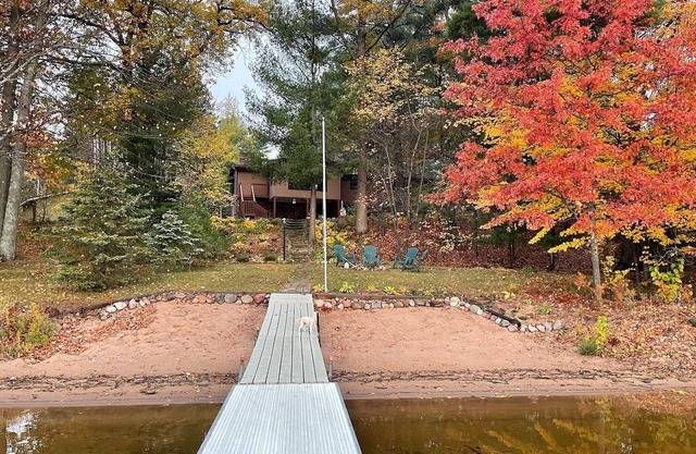 Charming 5-bedroom cabin on the sandy shores of Sand Lake