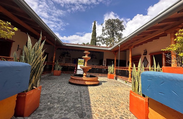 Charming 6-bedroom cabin with AC and WiFi in San Jerónimo