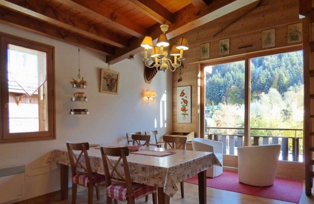Charming 70m² apt, 2 beds, mezzanine, south balcony, garage, near shops and shuttle