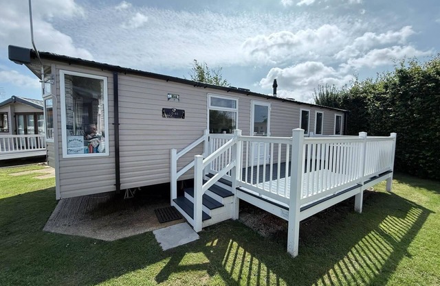 Charming 8 berth caravan at Cherry Tree Holiday Park in Norfolk ref 70831C