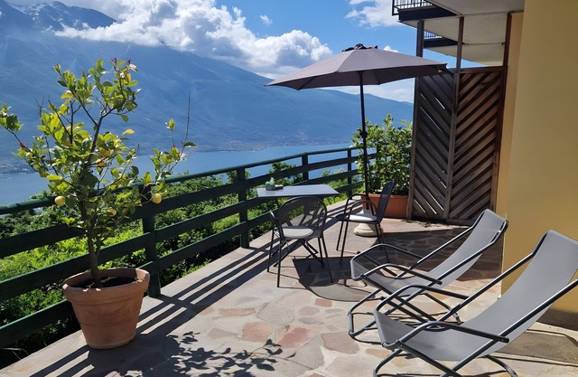 Charming Apartment "Bel Soggiorno 2" with Lake View, Mountain View, Wi-Fi & Terrace