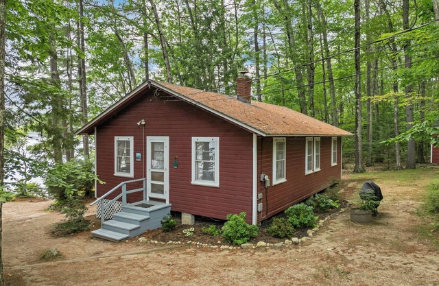 Charming and Cozy 3 Bedroom Dog Friendly Winnipesaukee Cottage