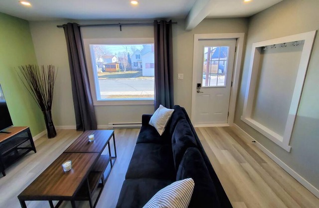 Charming and Cozy 2 Bed Apt near St Lawrence River