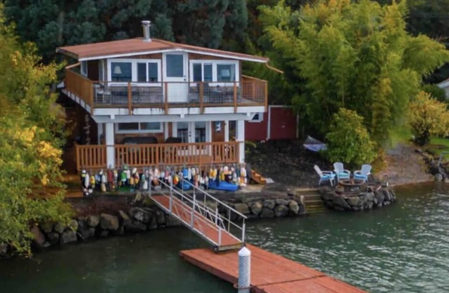Charming and Cozy Waterfront Cabin With Hot Tub