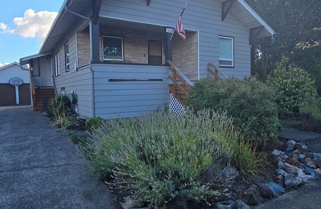 Charming and spacious 2-bedroom house with AC, WiFi in delightful Albany