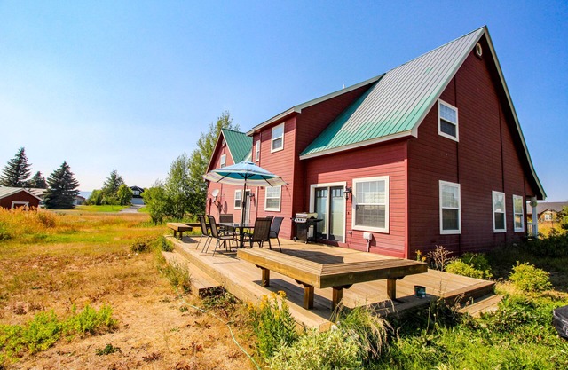 Charming and spacious country home with furnished back deck and mountain view