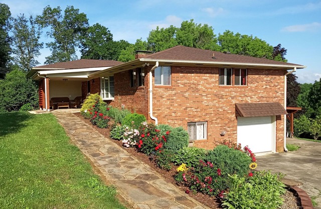 Charming and spacious 2200sf 3 BR/2 BA house with MTN view.