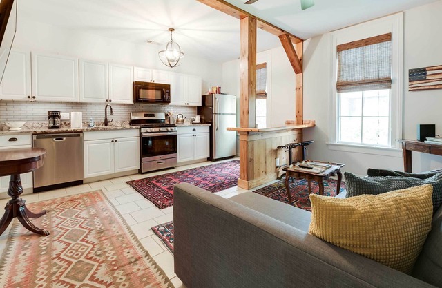 Charming Antique Home ~ Half-Mi to Uptown Columbus