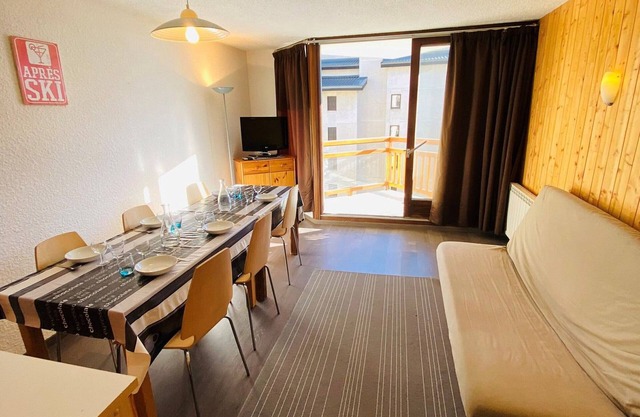 Charming Apartment Sleeps 6, Ski-In/Ski-Out, Stunning Slope Views